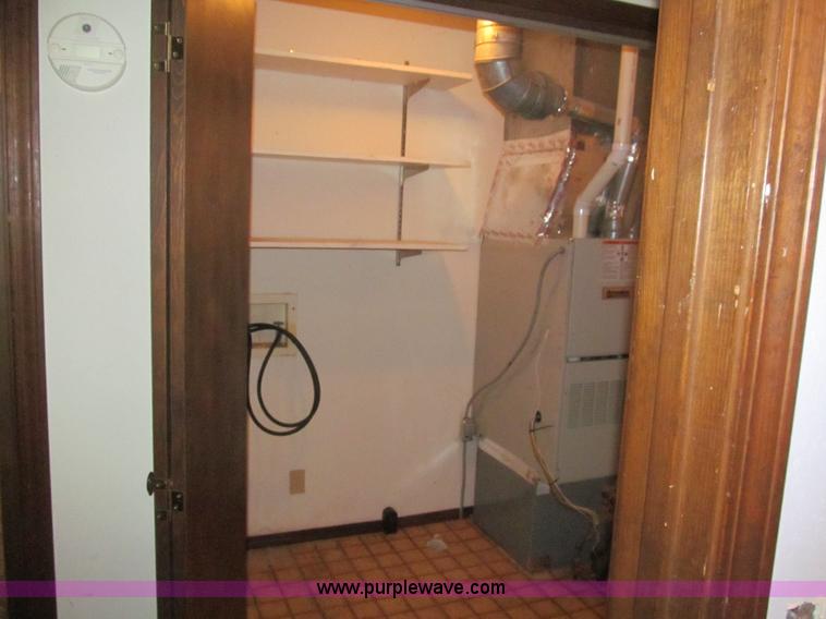 image for item H8899 1982 three bedroom modular house