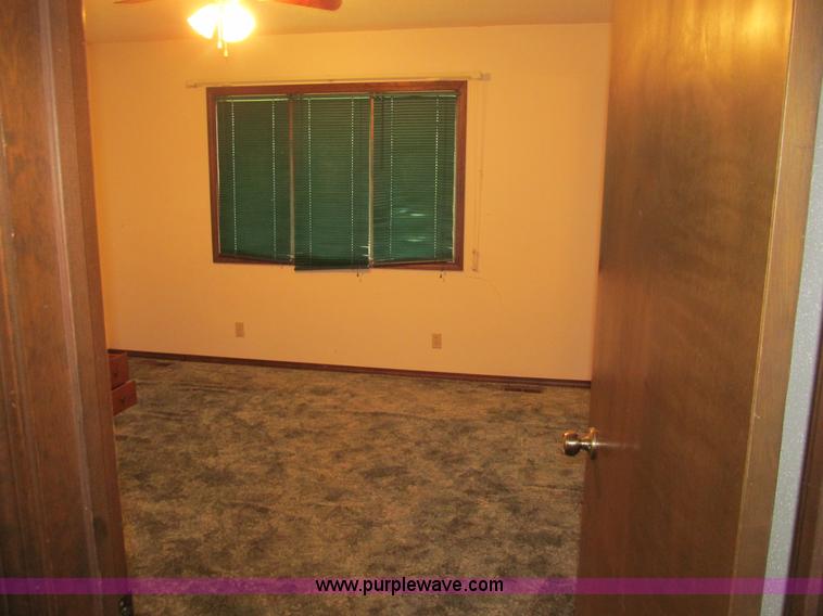 image for item H8899 1982 three bedroom modular house