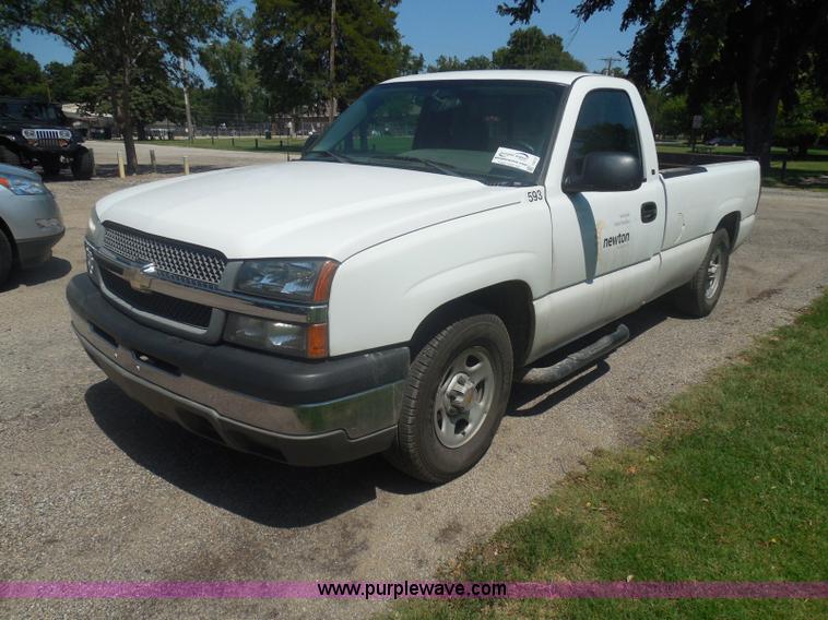 image for item I3412 2004 Chevrolet Silverado 1500 pickup truck