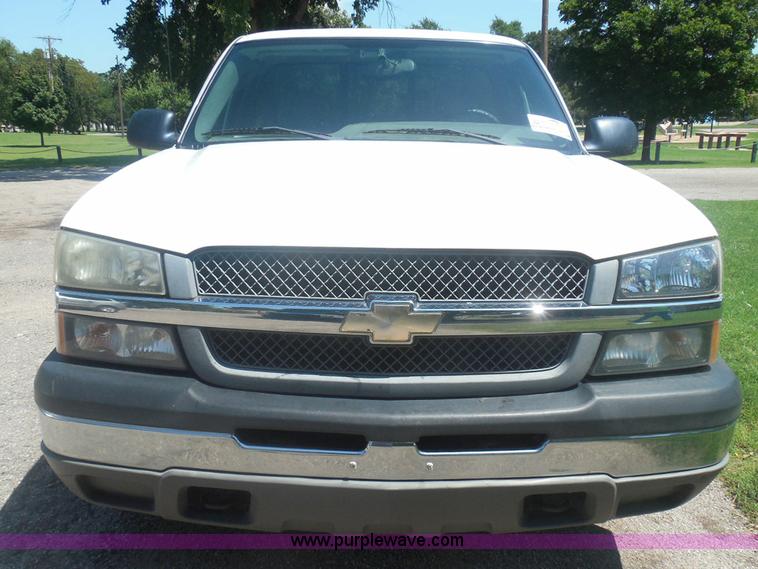 image for item I3412 2004 Chevrolet Silverado 1500 pickup truck