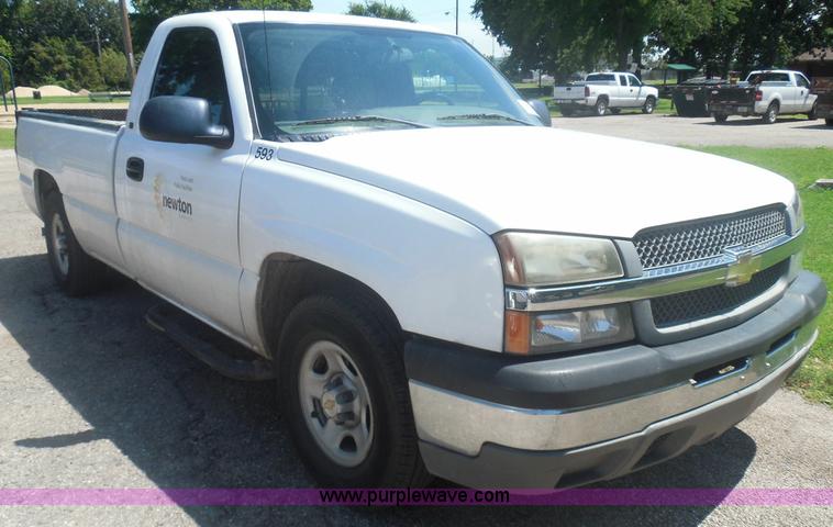 image for item I3412 2004 Chevrolet Silverado 1500 pickup truck