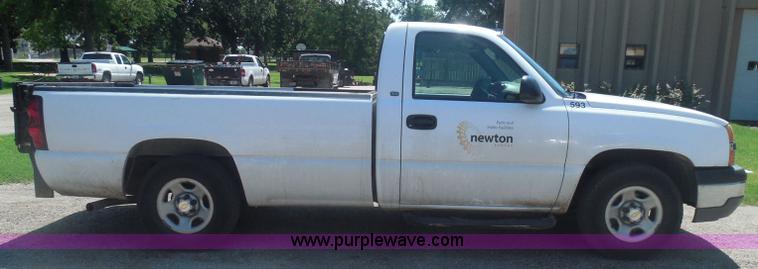 image for item I3412 2004 Chevrolet Silverado 1500 pickup truck