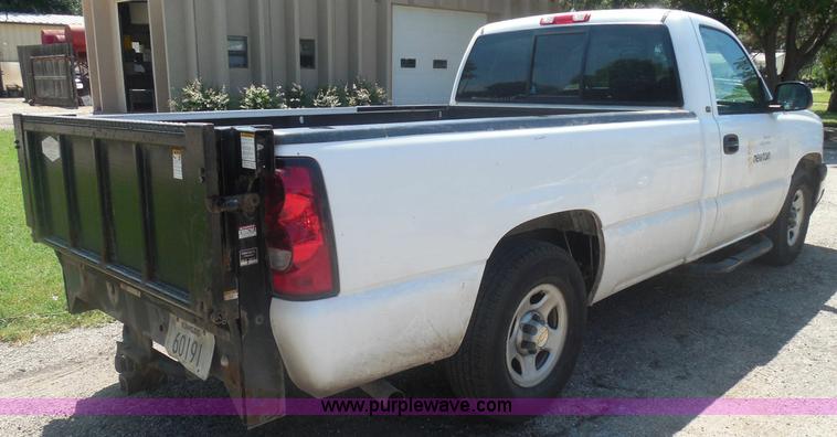 image for item I3412 2004 Chevrolet Silverado 1500 pickup truck