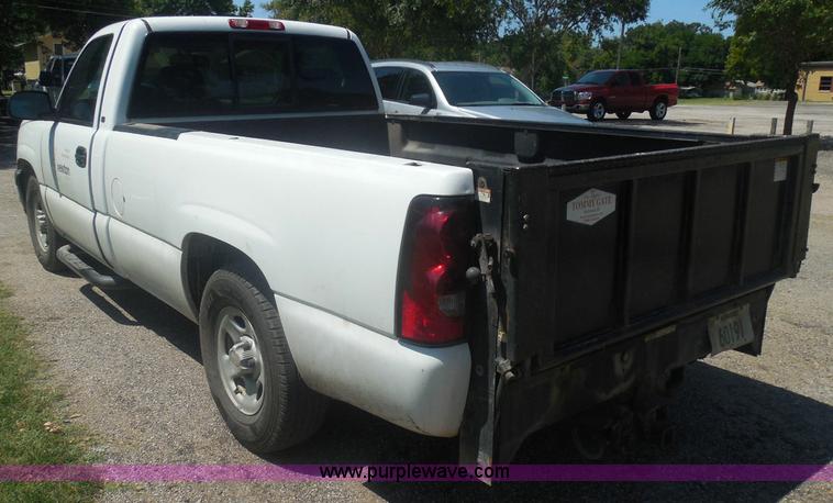 image for item I3412 2004 Chevrolet Silverado 1500 pickup truck