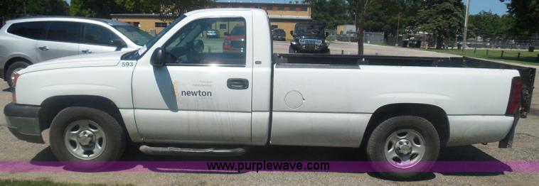 image for item I3412 2004 Chevrolet Silverado 1500 pickup truck