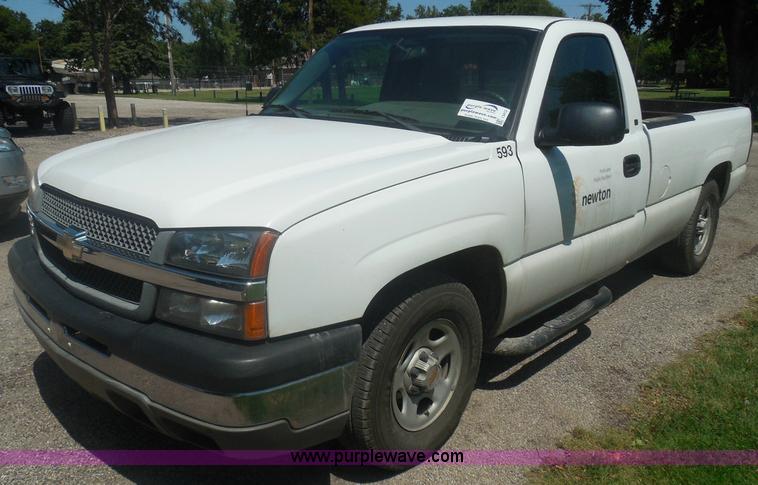 image for item I3412 2004 Chevrolet Silverado 1500 pickup truck