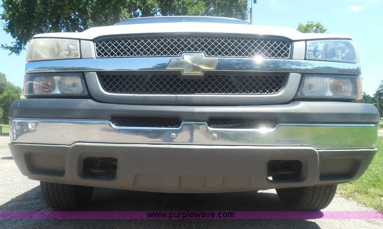 image for item I3412 2004 Chevrolet Silverado 1500 pickup truck