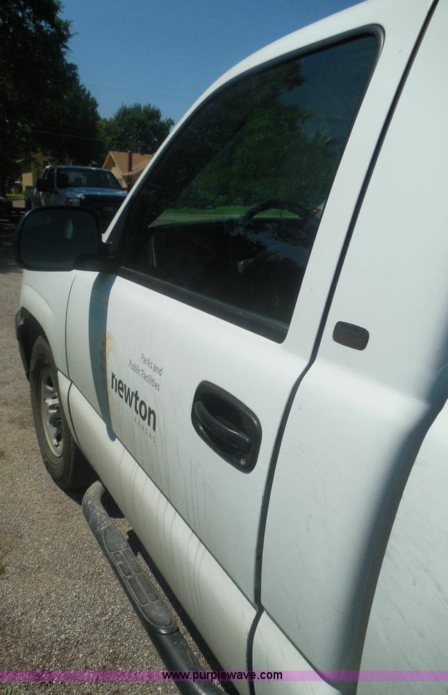 image for item I3412 2004 Chevrolet Silverado 1500 pickup truck