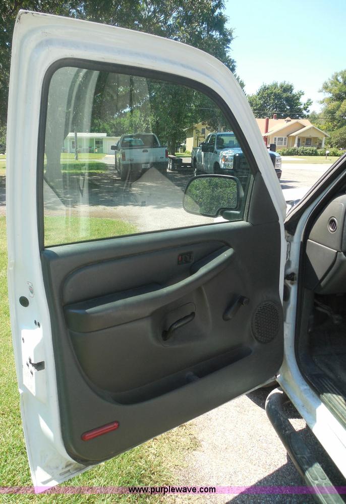 image for item I3412 2004 Chevrolet Silverado 1500 pickup truck