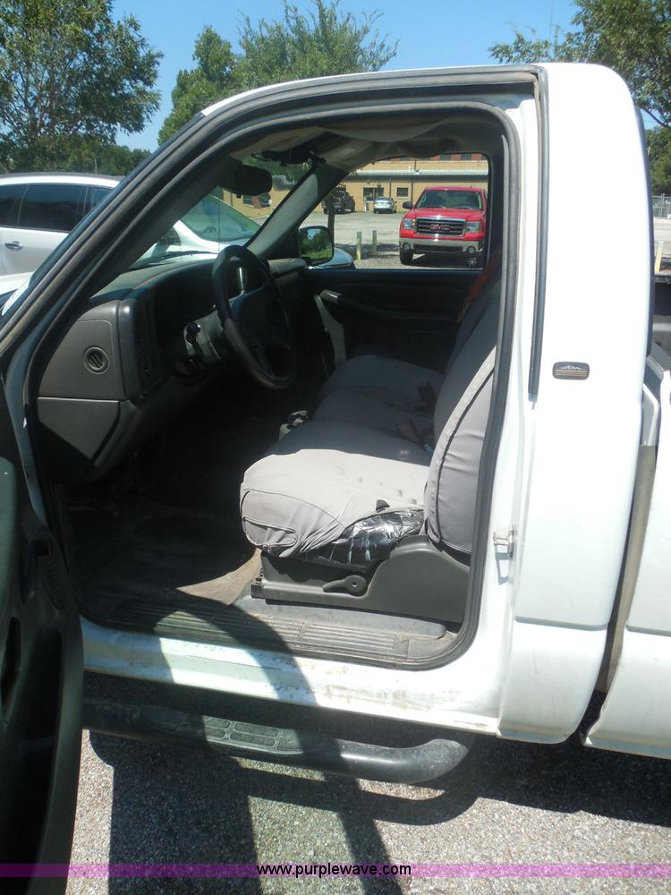 image for item I3412 2004 Chevrolet Silverado 1500 pickup truck