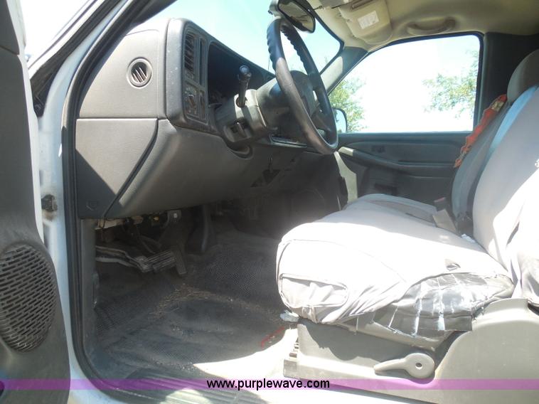 image for item I3412 2004 Chevrolet Silverado 1500 pickup truck