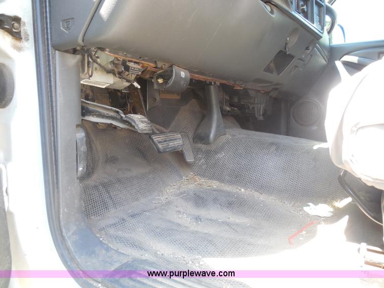 image for item I3412 2004 Chevrolet Silverado 1500 pickup truck