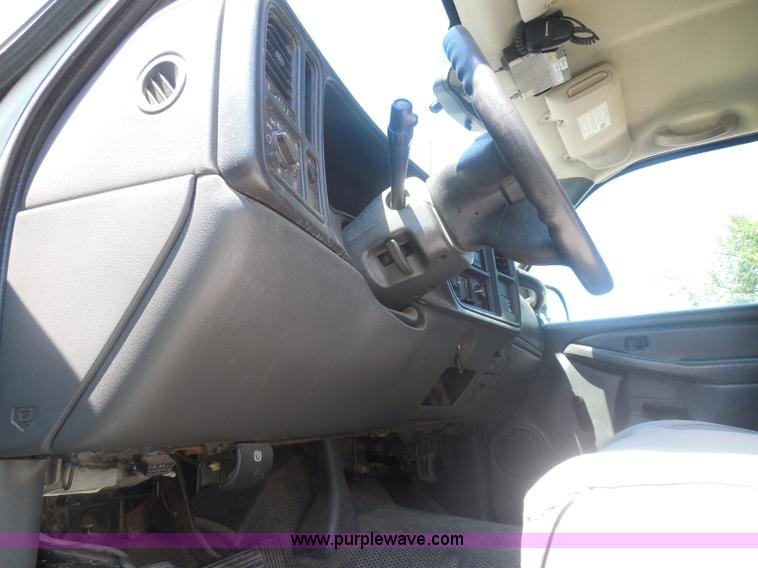 image for item I3412 2004 Chevrolet Silverado 1500 pickup truck