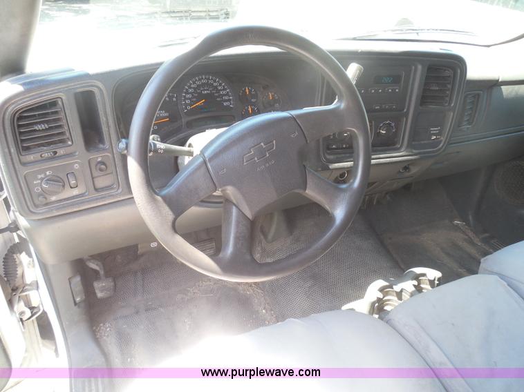 image for item I3412 2004 Chevrolet Silverado 1500 pickup truck