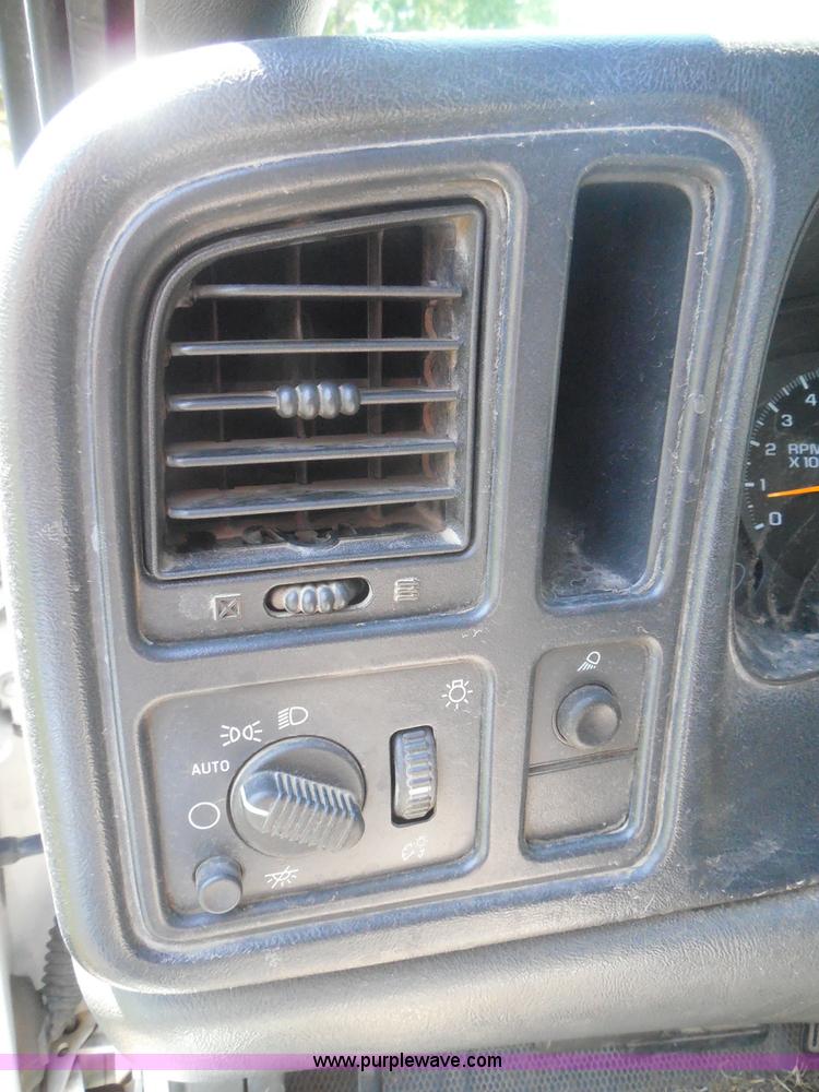 image for item I3412 2004 Chevrolet Silverado 1500 pickup truck