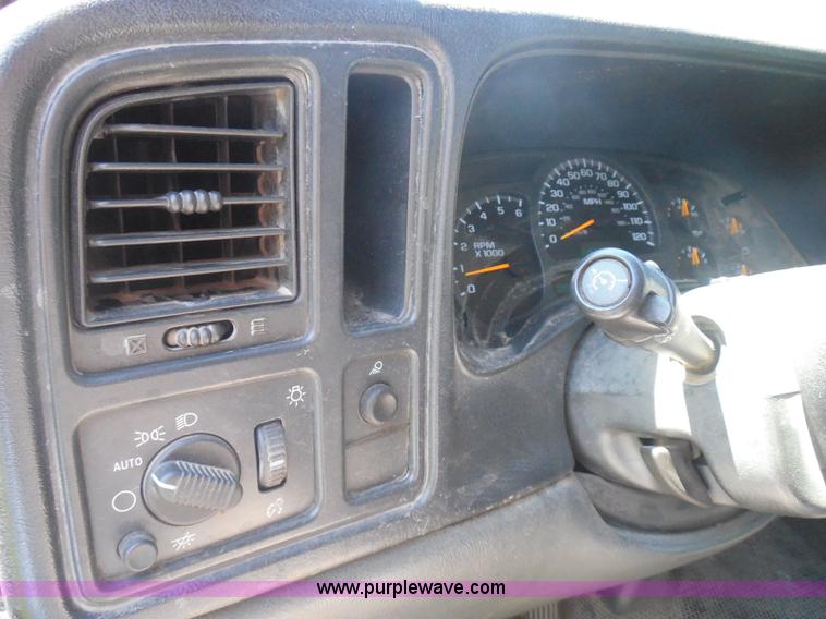 image for item I3412 2004 Chevrolet Silverado 1500 pickup truck