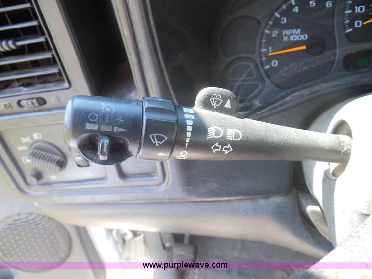 image for item I3412 2004 Chevrolet Silverado 1500 pickup truck