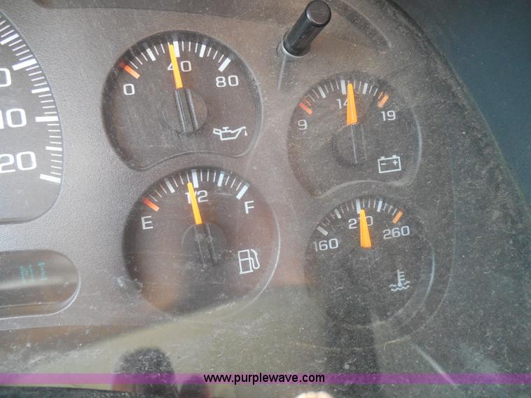 image for item I3412 2004 Chevrolet Silverado 1500 pickup truck