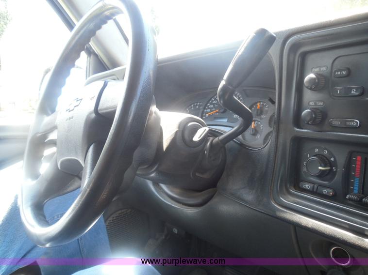 image for item I3412 2004 Chevrolet Silverado 1500 pickup truck