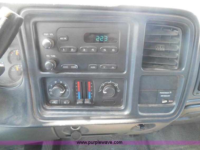 image for item I3412 2004 Chevrolet Silverado 1500 pickup truck