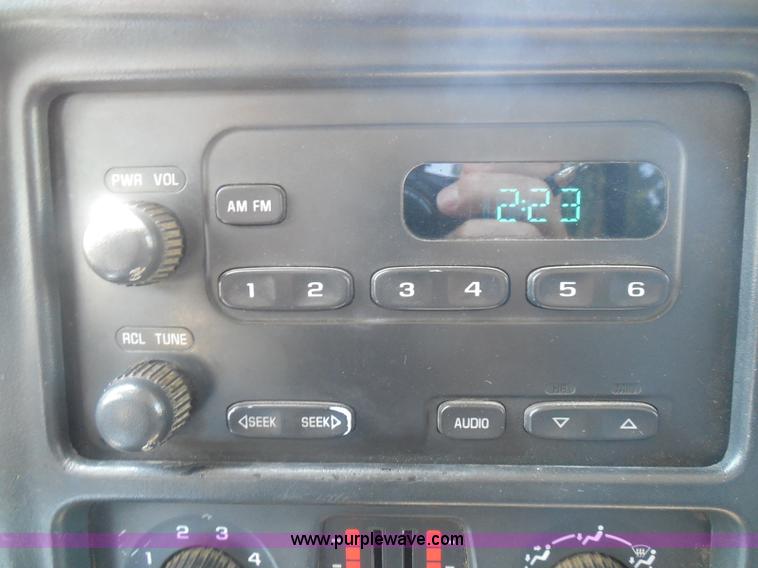 image for item I3412 2004 Chevrolet Silverado 1500 pickup truck