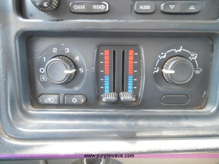 image for item I3412 2004 Chevrolet Silverado 1500 pickup truck