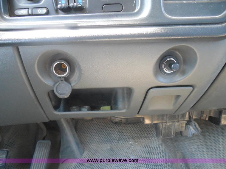 image for item I3412 2004 Chevrolet Silverado 1500 pickup truck