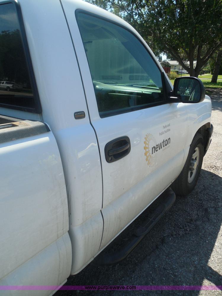 image for item I3412 2004 Chevrolet Silverado 1500 pickup truck