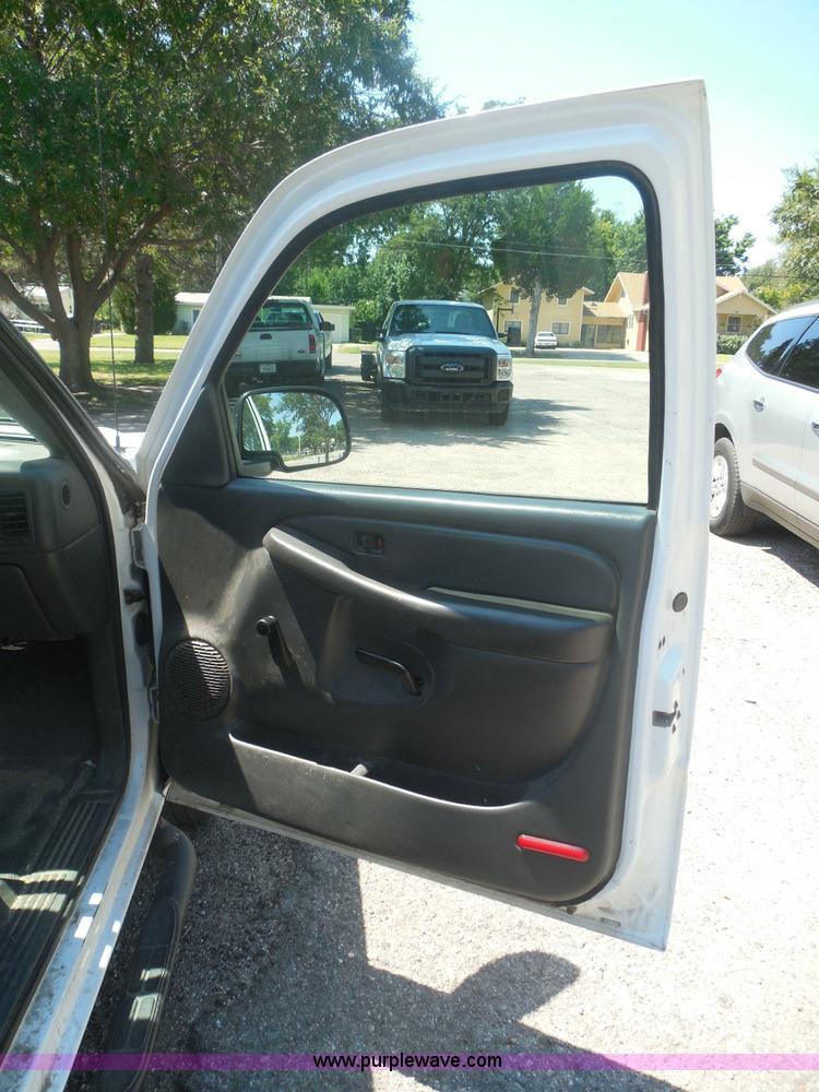 image for item I3412 2004 Chevrolet Silverado 1500 pickup truck