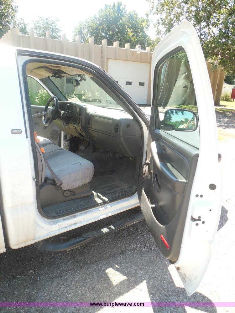 image for item I3412 2004 Chevrolet Silverado 1500 pickup truck