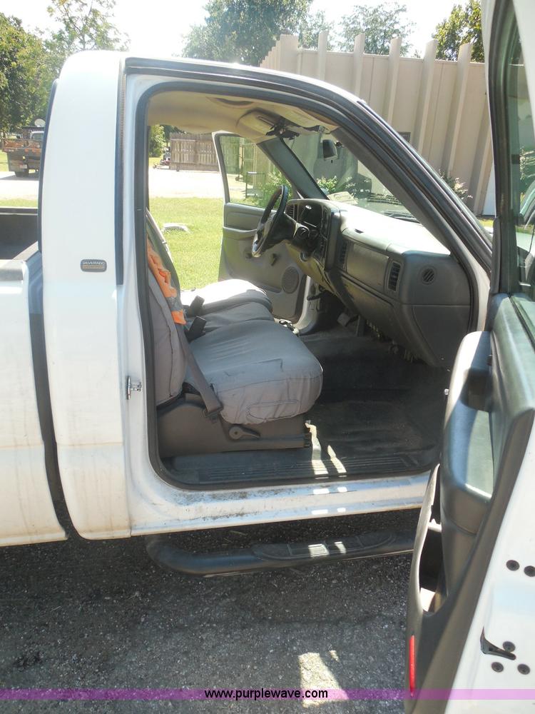 image for item I3412 2004 Chevrolet Silverado 1500 pickup truck