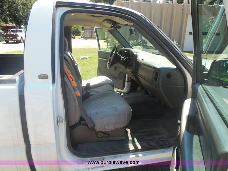 image for item I3412 2004 Chevrolet Silverado 1500 pickup truck