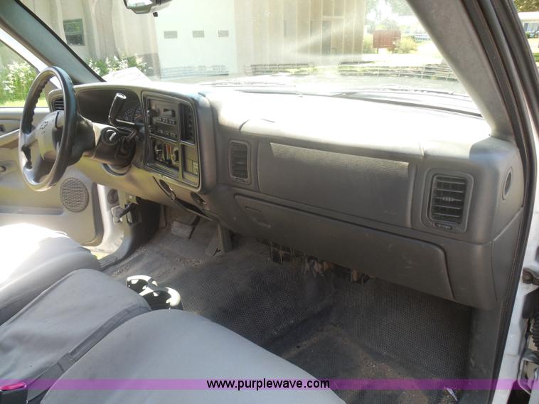 image for item I3412 2004 Chevrolet Silverado 1500 pickup truck