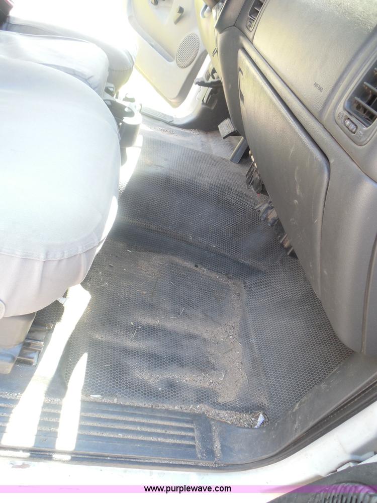 image for item I3412 2004 Chevrolet Silverado 1500 pickup truck