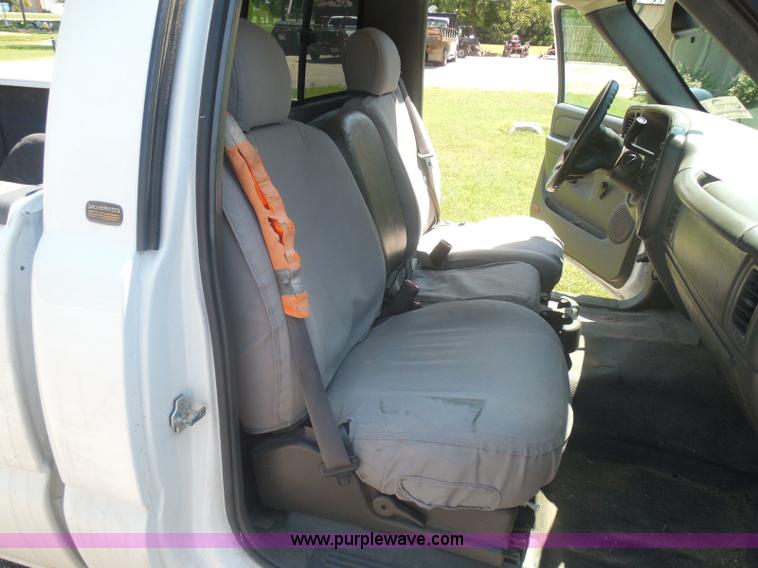 image for item I3412 2004 Chevrolet Silverado 1500 pickup truck