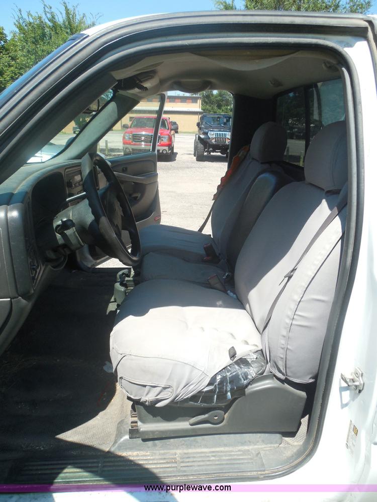 image for item I3412 2004 Chevrolet Silverado 1500 pickup truck