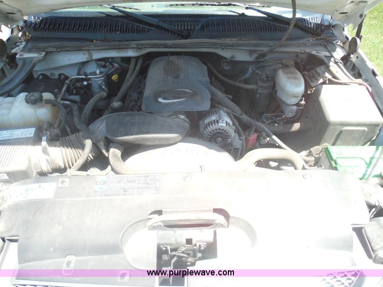 image for item I3412 2004 Chevrolet Silverado 1500 pickup truck