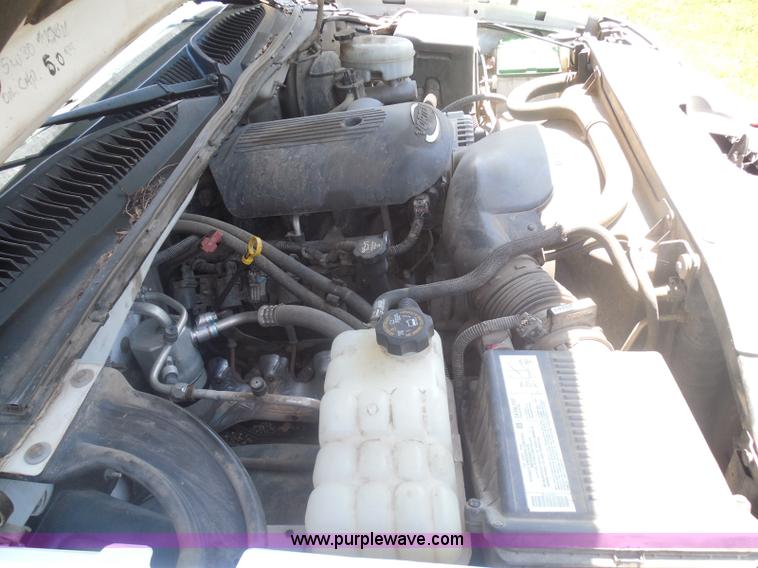 image for item I3412 2004 Chevrolet Silverado 1500 pickup truck