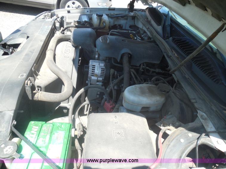 image for item I3412 2004 Chevrolet Silverado 1500 pickup truck