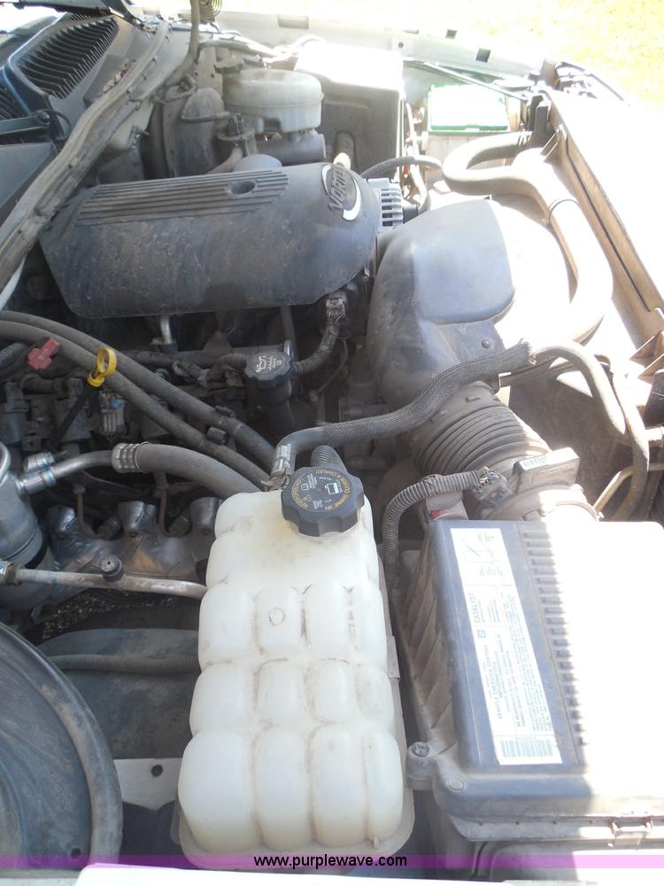 image for item I3412 2004 Chevrolet Silverado 1500 pickup truck