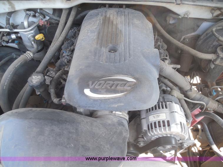 image for item I3412 2004 Chevrolet Silverado 1500 pickup truck