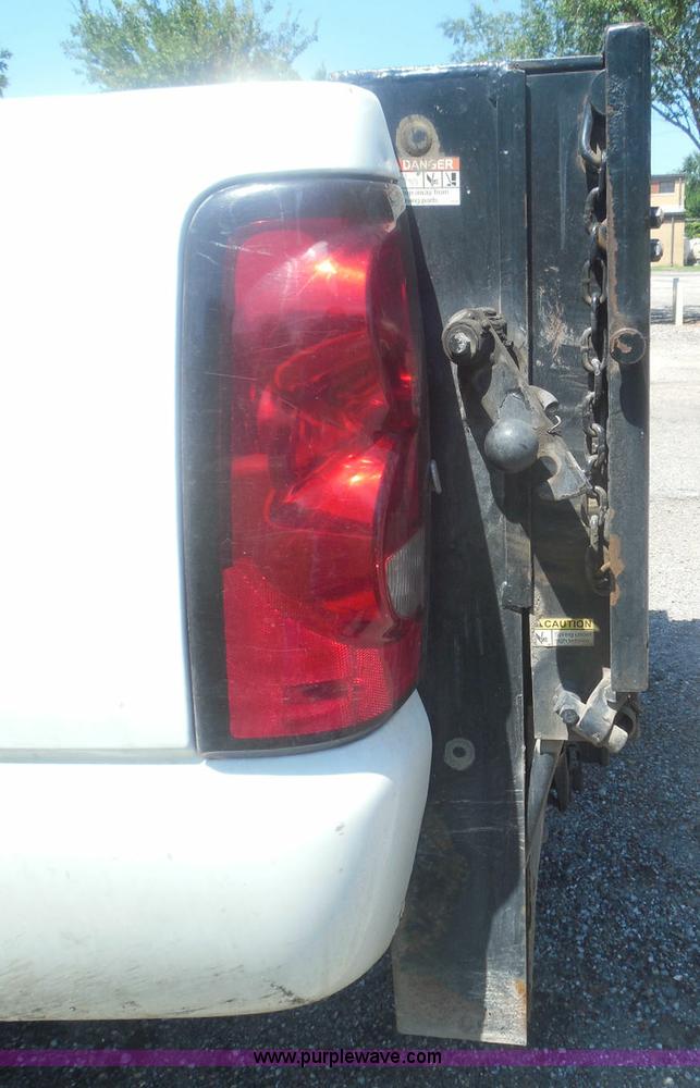 image for item I3412 2004 Chevrolet Silverado 1500 pickup truck