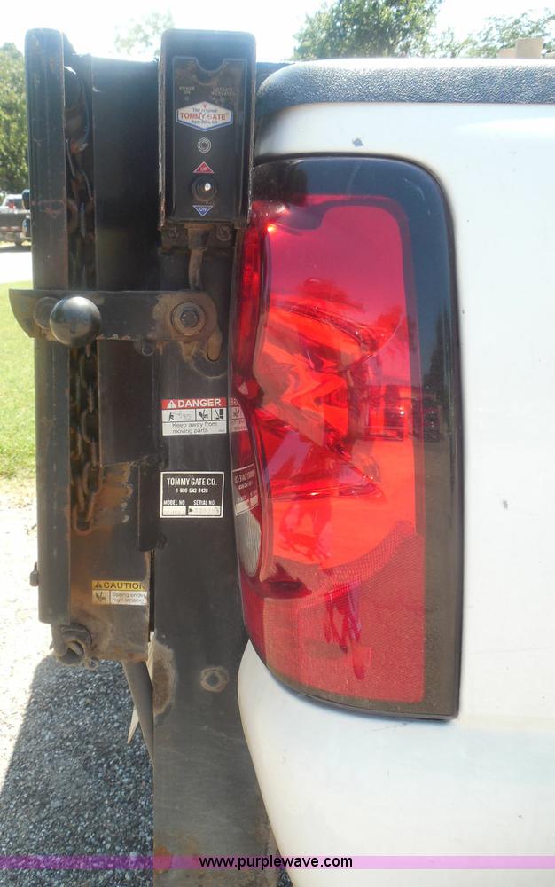 image for item I3412 2004 Chevrolet Silverado 1500 pickup truck