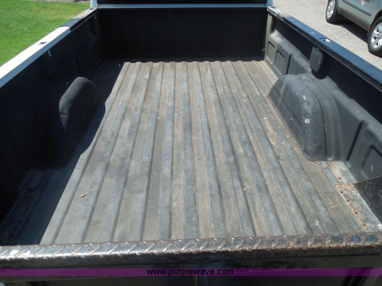 image for item I3412 2004 Chevrolet Silverado 1500 pickup truck