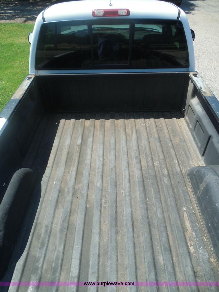 image for item I3412 2004 Chevrolet Silverado 1500 pickup truck