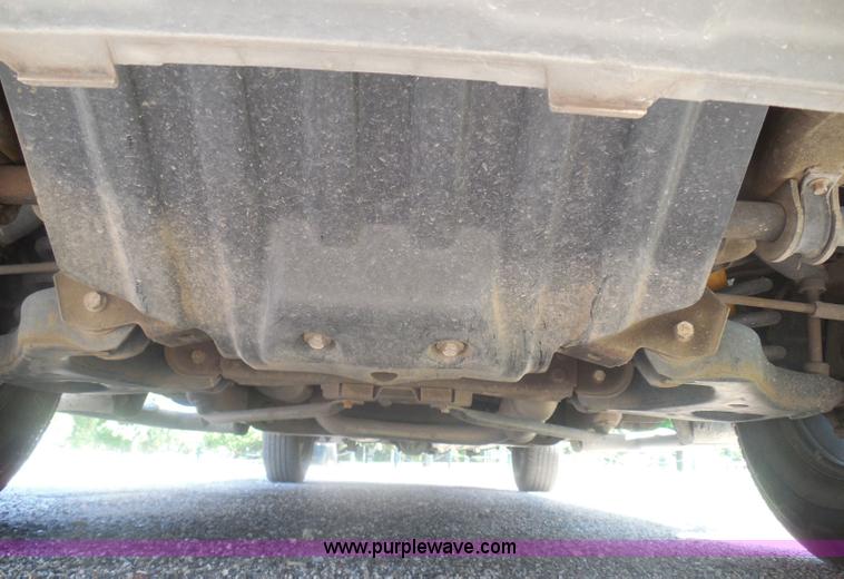 image for item I3412 2004 Chevrolet Silverado 1500 pickup truck