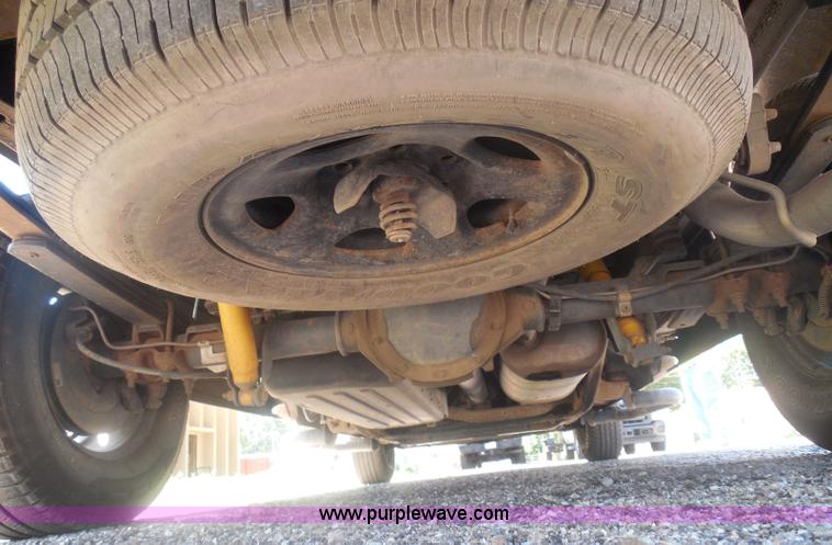 image for item I3412 2004 Chevrolet Silverado 1500 pickup truck