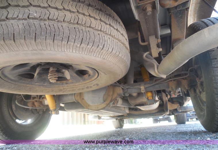 image for item I3412 2004 Chevrolet Silverado 1500 pickup truck