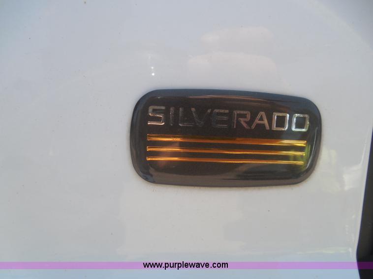 image for item I3412 2004 Chevrolet Silverado 1500 pickup truck