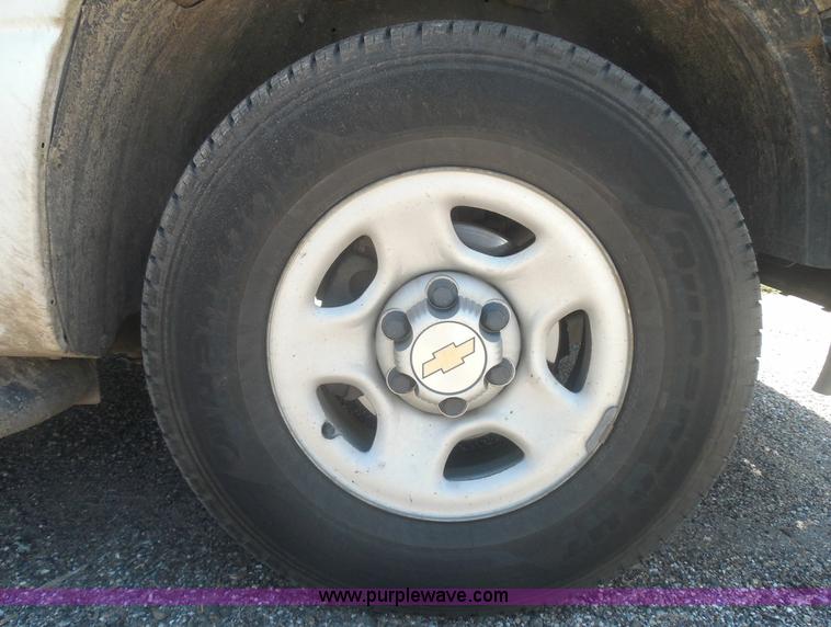 image for item I3412 2004 Chevrolet Silverado 1500 pickup truck